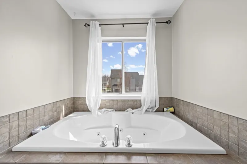 Jetted tub