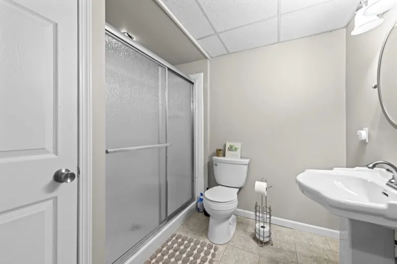 Lower-level full bath